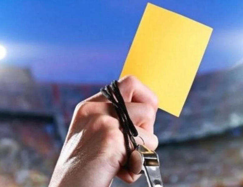 Cầu thủ bị phạm lỗi thẻ vàng trong bóng đá